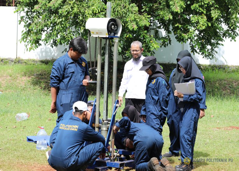 Mahasiswa TKBA melaksanakan Praktikum Tes Sondir