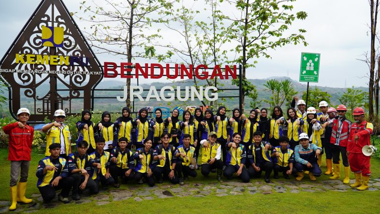 Mahasiswa TKBA Politeknik Pekerjaan Umum Kuliah Pengawasan Konstruksi di Bendungan Jragung