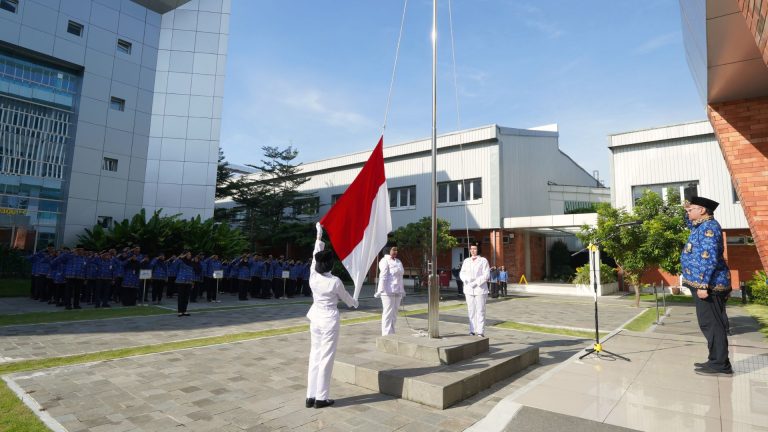 Peringati Hari Ibu 2025, Politeknik Pekerjaan Umum Gelar Upacara Bendera
