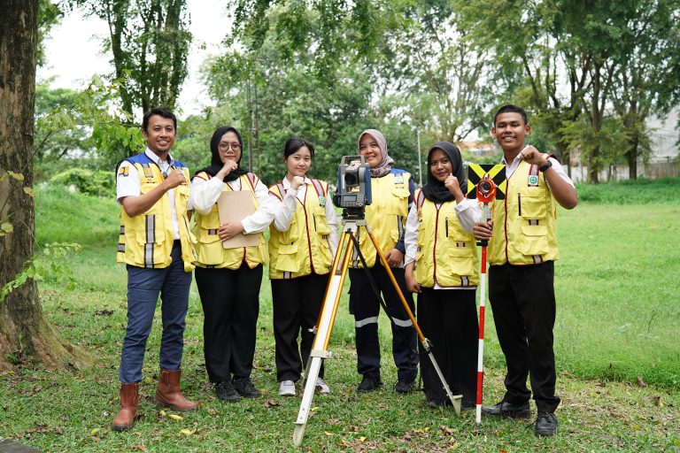 Belajar di Medan Nyata, Mahasiswa PUtech Jalani Praktikum Ilmu Ukur Tanah