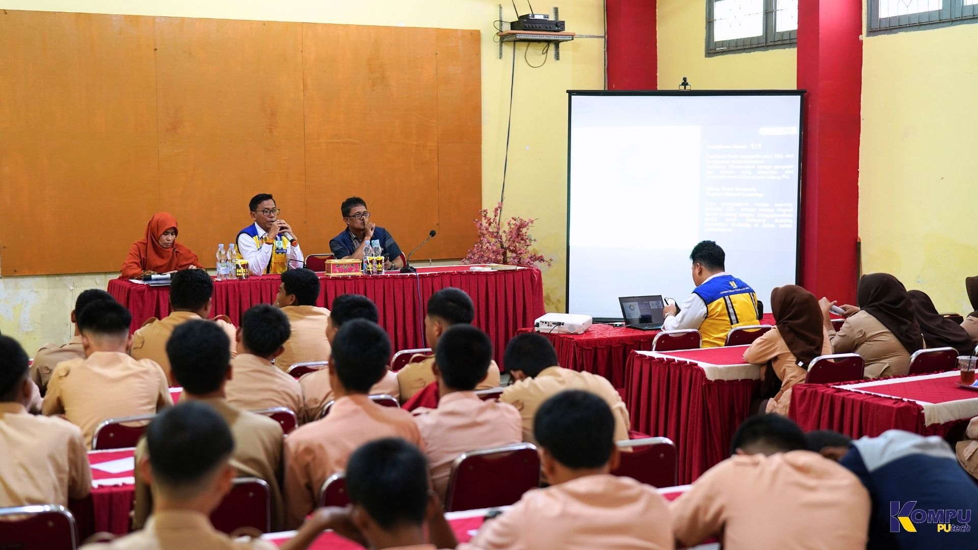 PUtech goes to school SMKN 2 Makassar (1)