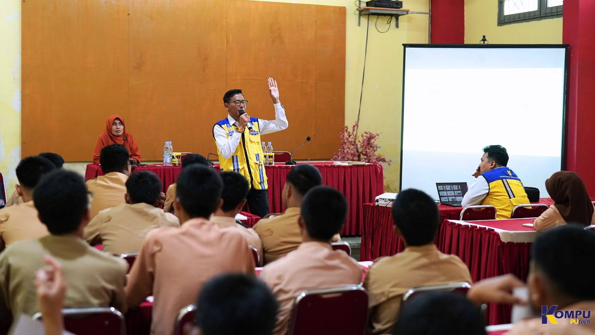 PUtech goes to school SMKN 2 Makassar (2)