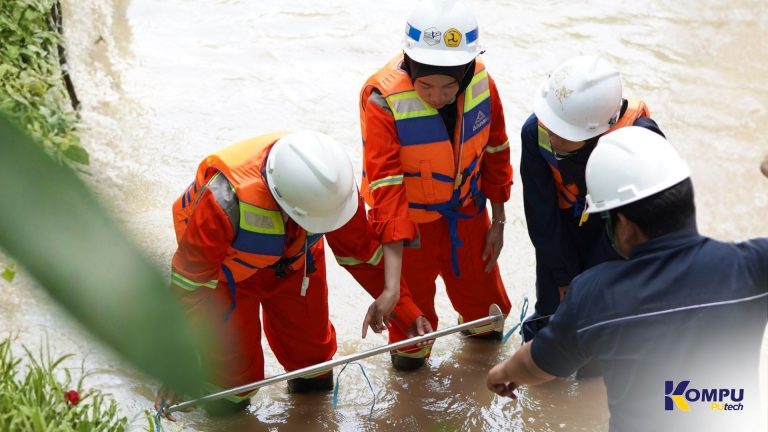 Mahasiswa PUtech Lakukan Analisis Sedimen dan Debit Aliran di Sungai Penggaron Demak