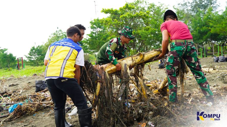 Mahasiswa TKJJ PUtech Gelar Aksi Bersih Pantai Maron, Wujudkan Kepedulian Lingkungan Pesisir