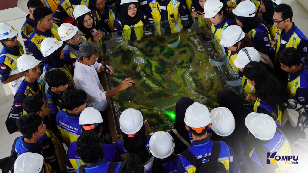 Mahasiswa Politeknik Pekerjaan Umum saat Kuliah Lapangan di Bendungan Jlantah Karanganyar