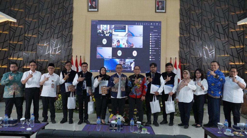 Galih Chandra bersama peserta terbaik PKP Angkatan I Kementerian PU Tahun 2026 dan jajaran pejabat Kementerian PU. (Sumber: BPSDM Kementerian PU)